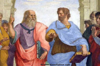 técnico filosofo apontando pra cima outro pra baixo