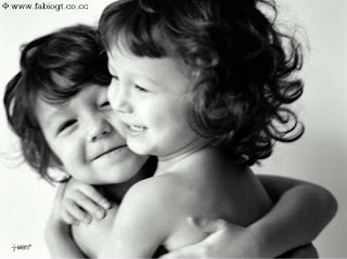 crianças se abraçando abraço amizade